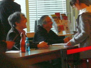 Nobuo Uematsu & Masashi Hamauzu geben Autogramme