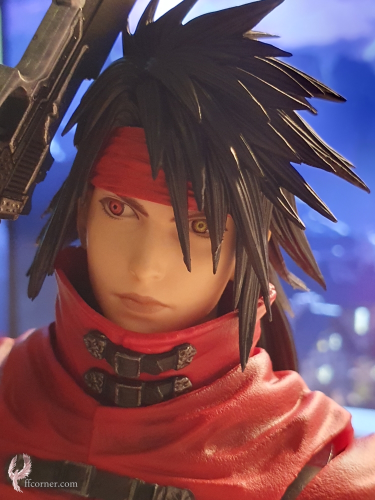 Play Arts Shin Vincent hat ein rotes und ein gelbes Auge